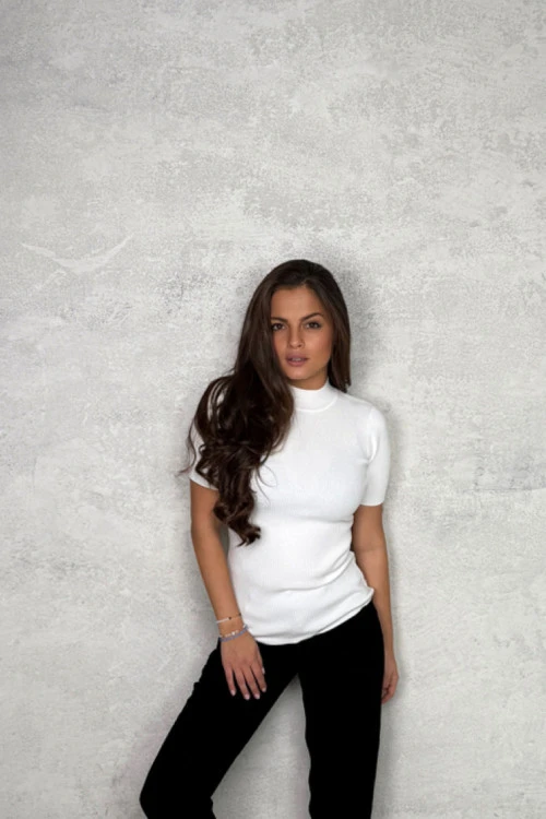 Blouses and tops with short sleeves