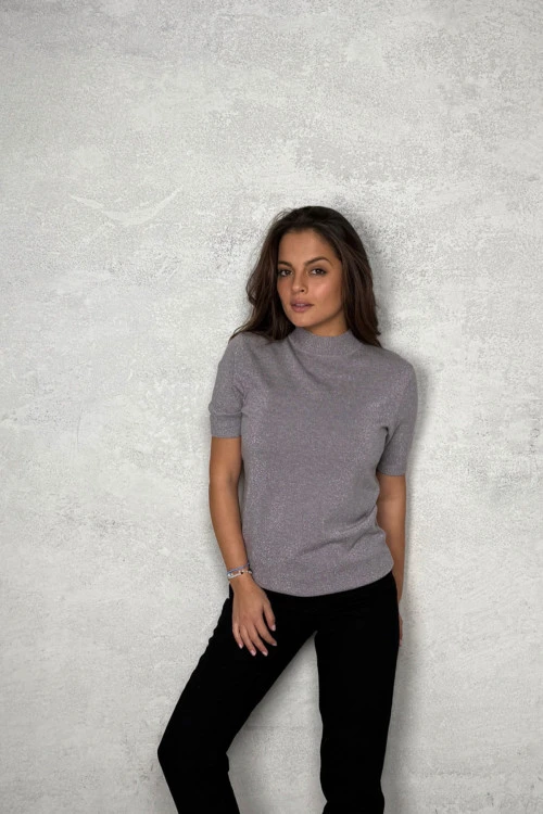 Blouses and tops with short sleeves