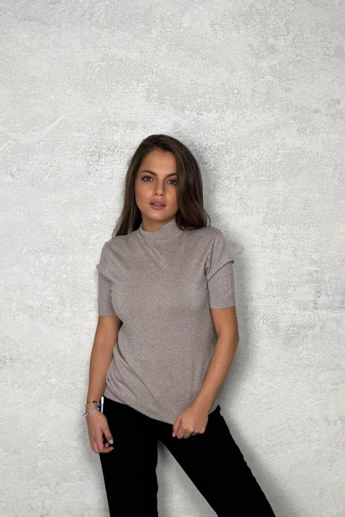 Blouses and tops with short sleeves