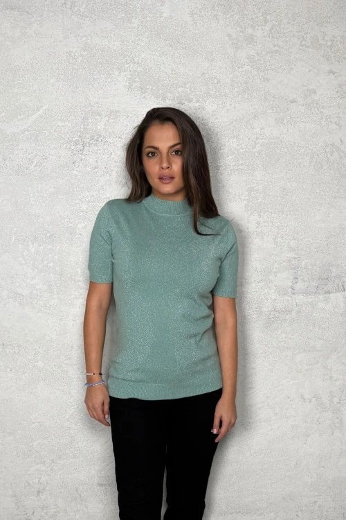 Blouses and tops with short sleeves