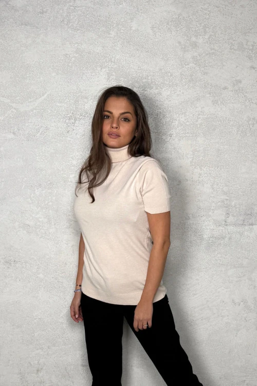 Blouses and tops with short sleeves