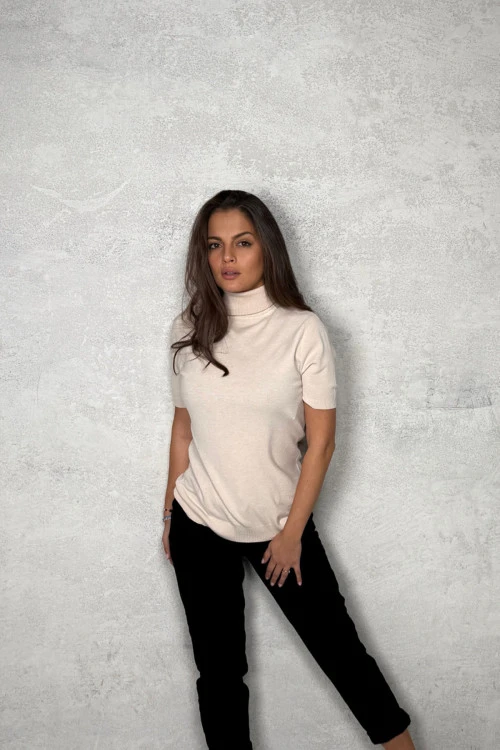 Blouses and tops with short sleeves