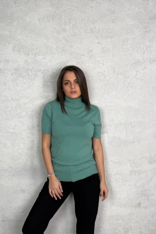 Blouses and tops with short sleeves