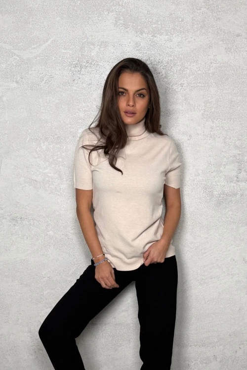 Blouses and tops with short sleeves