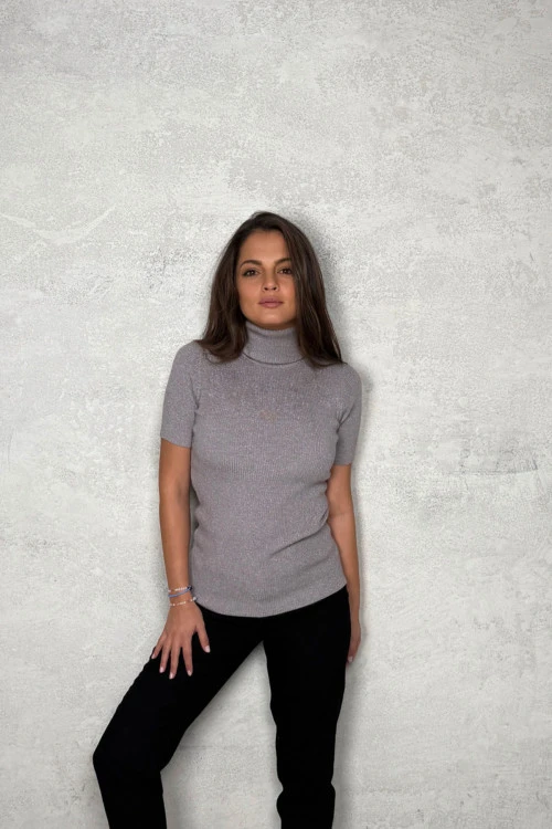 Blouses and tops with short sleeves