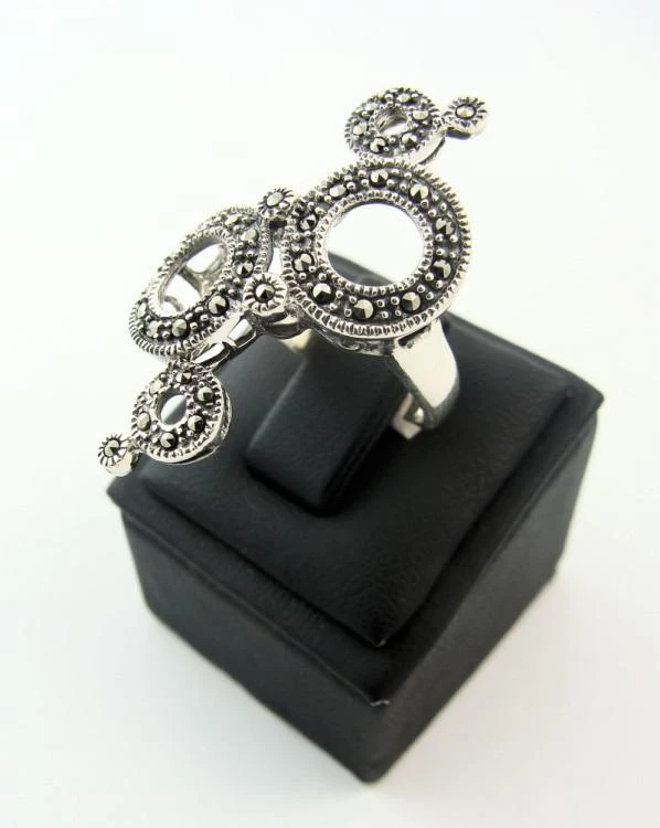 Дамски сребърен пръстен с камъни