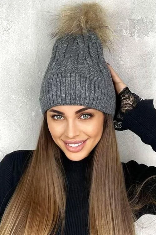 Дамска зимна шапка с естествен пух