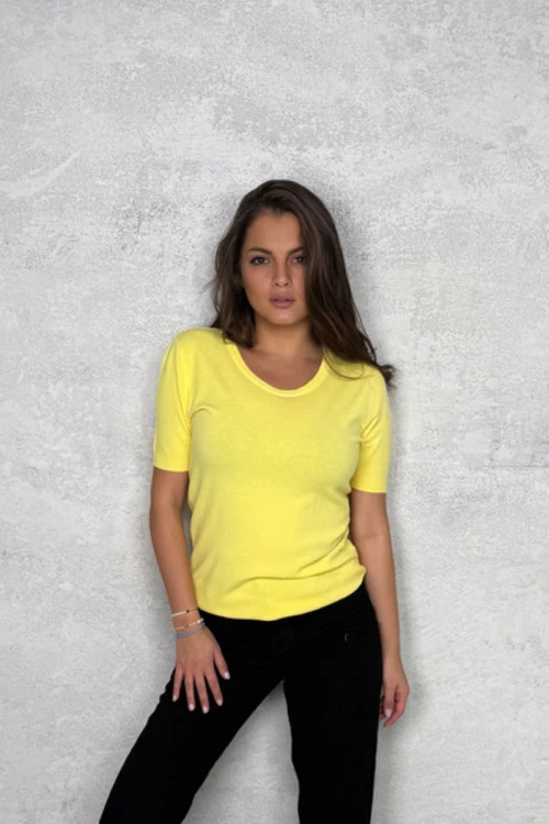 Blouses and tops with short sleeves