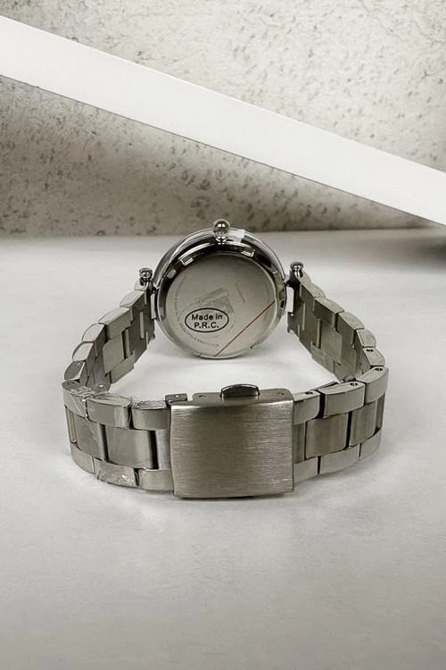 Women's watch with metal chain