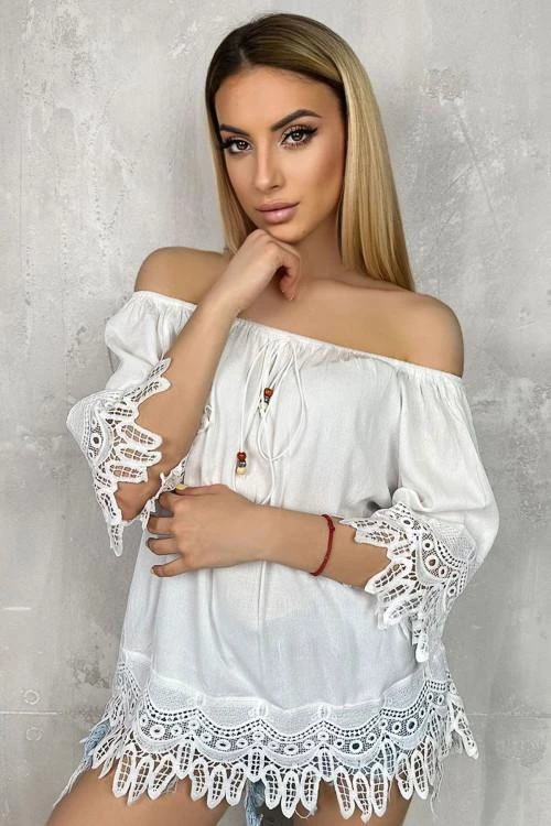 Women's blouse with short sleeves and knitted lace