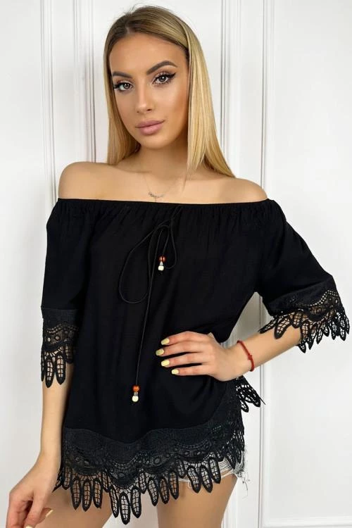 Women's blouse with short sleeves and knitted lace