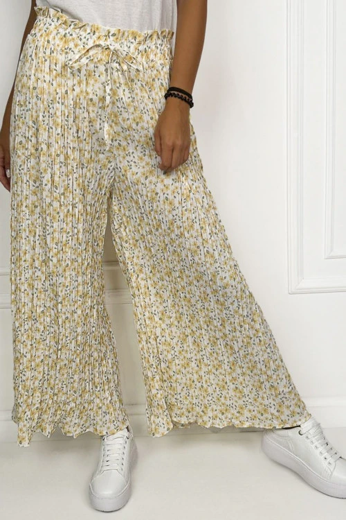 Дамски панталон с флорален десен и плисета