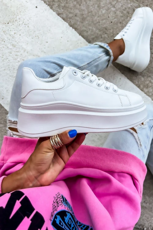 Modern fehér tornacipő