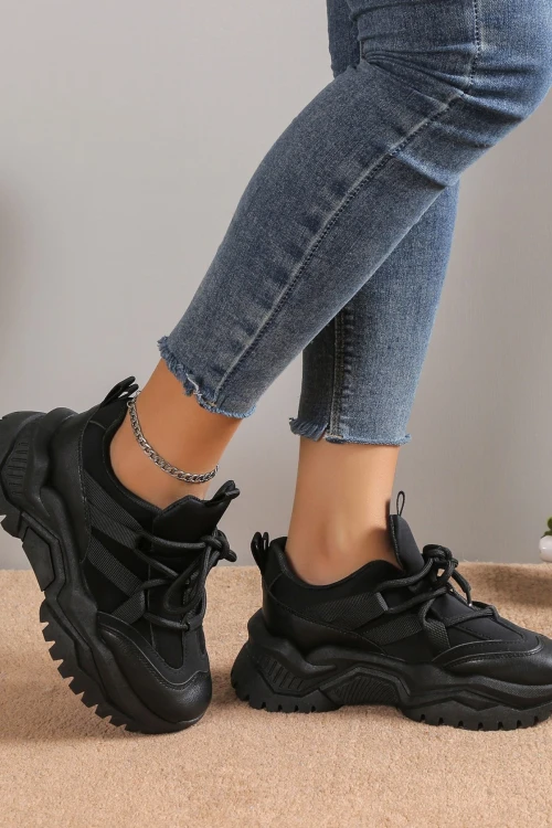 Μοντέρνα sneakers σε άνετη πλατφόρμα σε μαύρο χρώμα