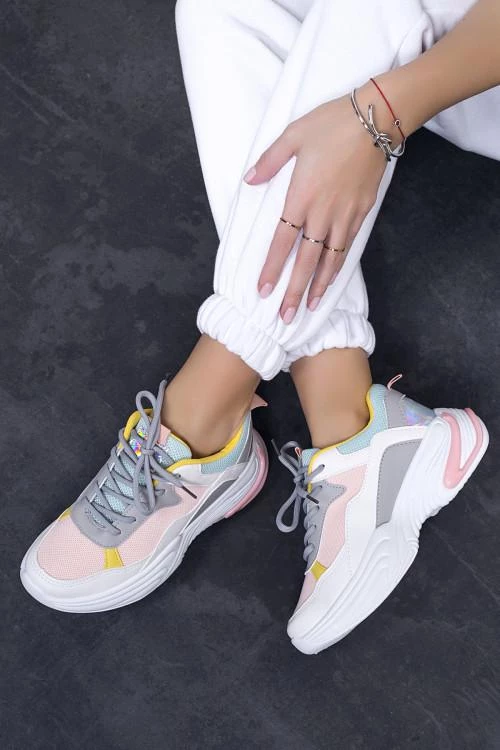 Adidasi de dama cu un design impresionant