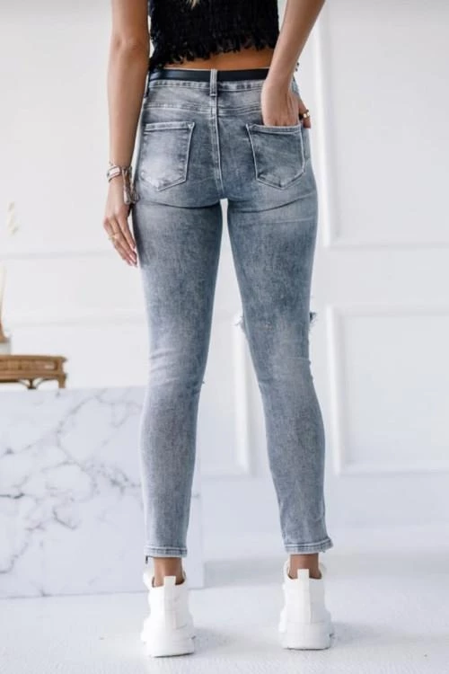 Дамски дънки със скъсан ефект