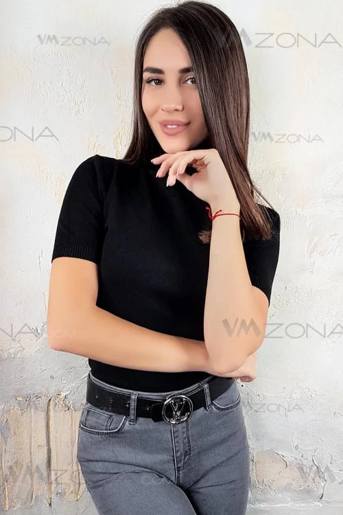 Blouses and tops with short sleeves