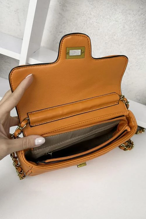 Дамска чанта тип „преметка“ със синджир
